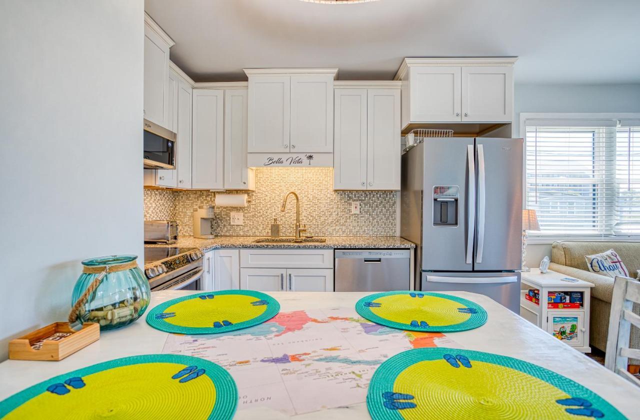 Bella Vista: Marshfront 1 Block To The Beach. Pool & Hot Tub-1st Floor Apartment *
