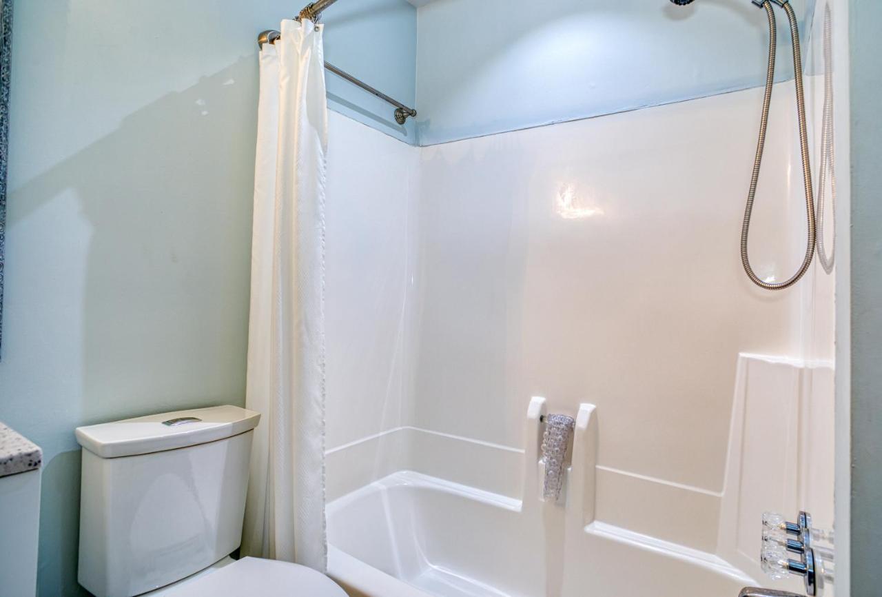 Bella Vista: Marshfront 1 Block To The Beach. Pool & Hot Tub-1st Floor * Murrells Inlet