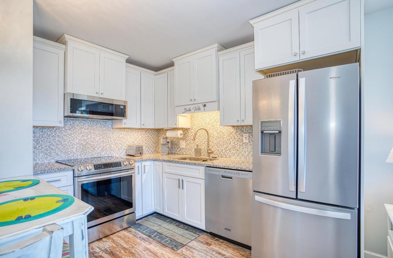 Bella Vista: Marshfront 1 Block To The Beach. Pool & Hot Tub-1st Floor *